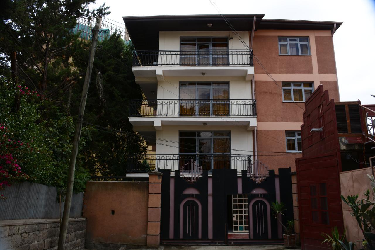 The Hive Guest House Addis-Abeba Extérieur photo